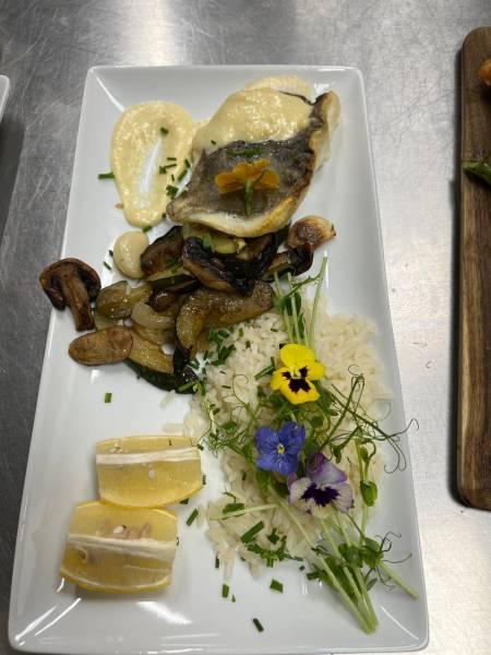 Venez manger un plat typique fait-maison dans notre restaurant avec des produits locaux, à Turriers au sud de Gap