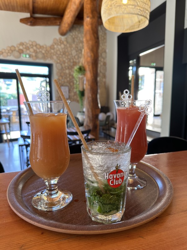 Bar avec des produits d’exception et une vue imprenable sur les montagnes en dégustant votre cocktail