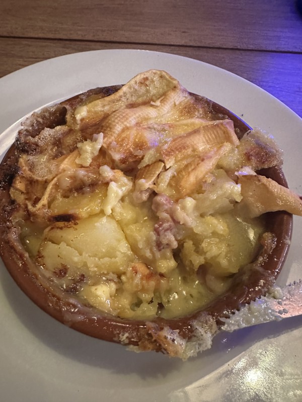 Venez manger un plat typique fait-maison dans notre restaurant avec des produits locaux, à Turriers au sud de Gap