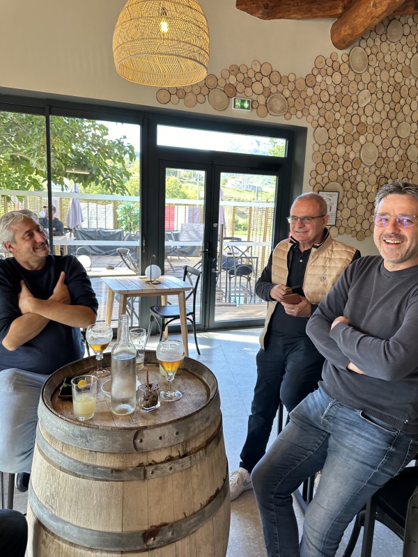 Notre bar et ses bières locales avec une vue imprenable sur les montagnes de Turriers