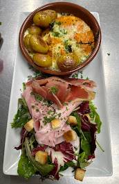 Profitez d’un agréable moment dans notre restaurant et dégustez nos plats maisons à « L’Hôtentique » 