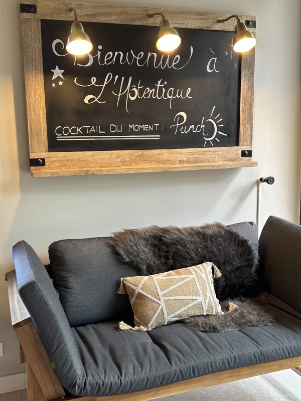 Notre bar et ses bières locales avec une vue imprenable sur les montagnes de Turriers