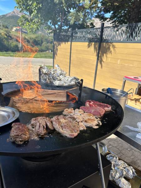 Venez manger un plat typique fait-maison dans notre restaurant avec des produits locaux, à Turriers au sud de Gap