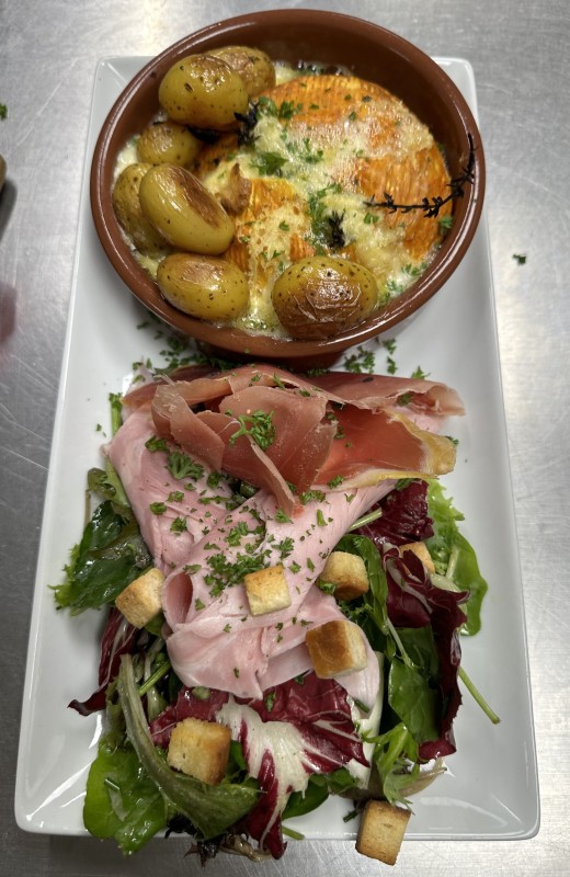 Venez manger un plat typique fait-maison dans notre restaurant avec des produits locaux, à Turriers au sud de Gap