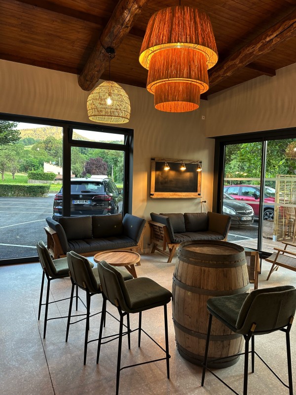 Un bar convivial intérieur et extérieur avec terrasse à Turriers dans les Alpes-de-Haute-Provence