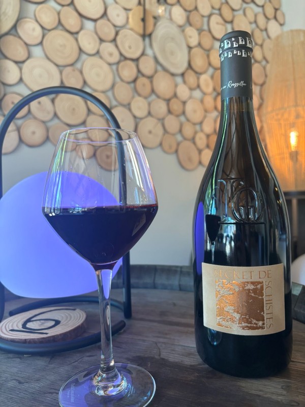 Notre bar et ses bières locales avec une vue imprenable sur les montagnes de Turriers