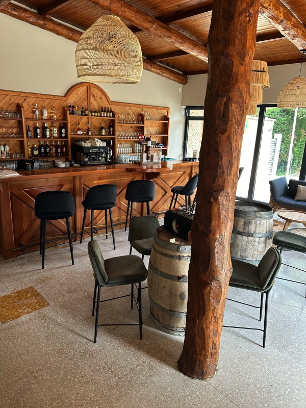 Un bar convivial intérieur et extérieur avec terrasse à Turriers dans les Alpes-de-Haute-Provence