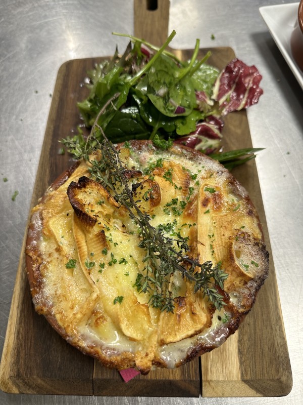 Venez manger un plat typique fait-maison dans notre restaurant avec des produits locaux, à Turriers au sud de Gap