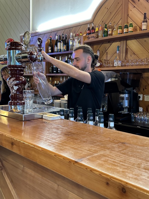 Notre bar et ses bières locales avec une vue imprenable sur les montagnes de Turriers