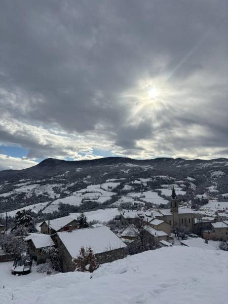 L'Hôtentique entouré de neige entre Gap et Sisteron