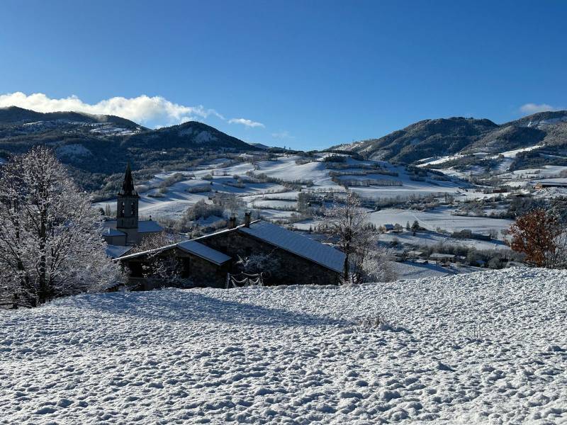 L'Hôtentique entouré de neige entre Gap et Sisteron