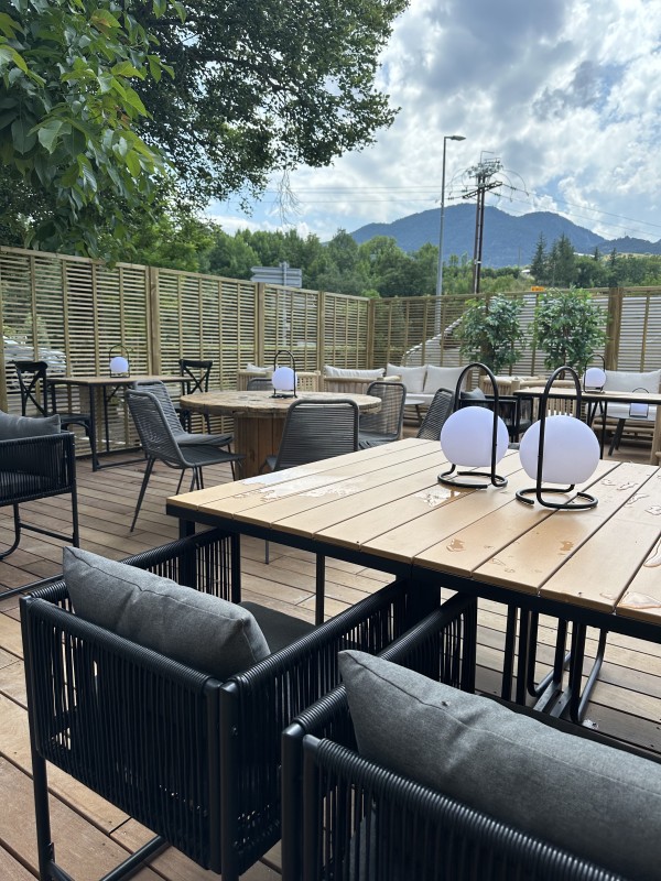 Notre bar et ses bières locales avec une vue imprenable sur les montagnes de Turriers