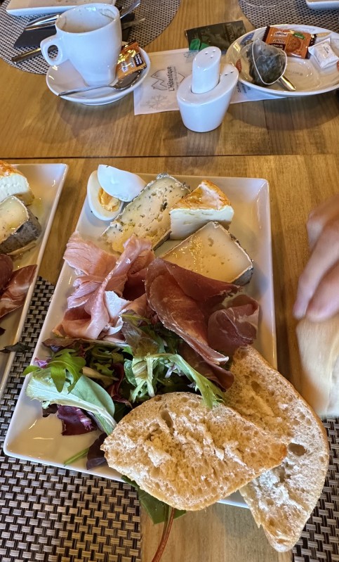 Petit-déjeuner avec des produits frais dans notre restaurant à Turriers, à proximité de Gap