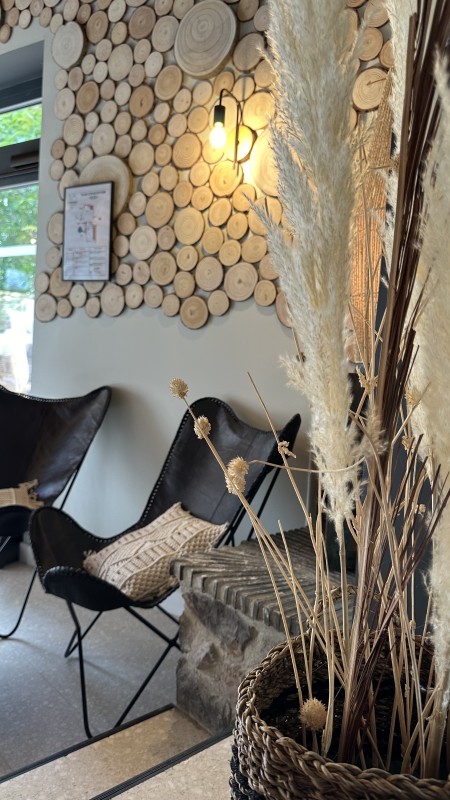 Un bar convivial intérieur et extérieur avec terrasse à Turriers dans les Alpes-de-Haute-Provence