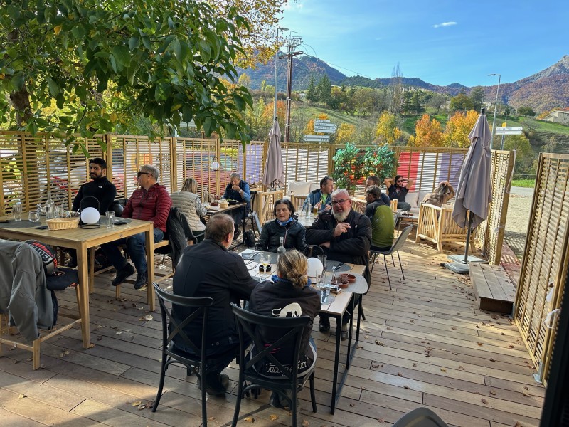 Bar avec des produits d’exception et une vue imprenable sur les montagnes en dégustant votre cocktail