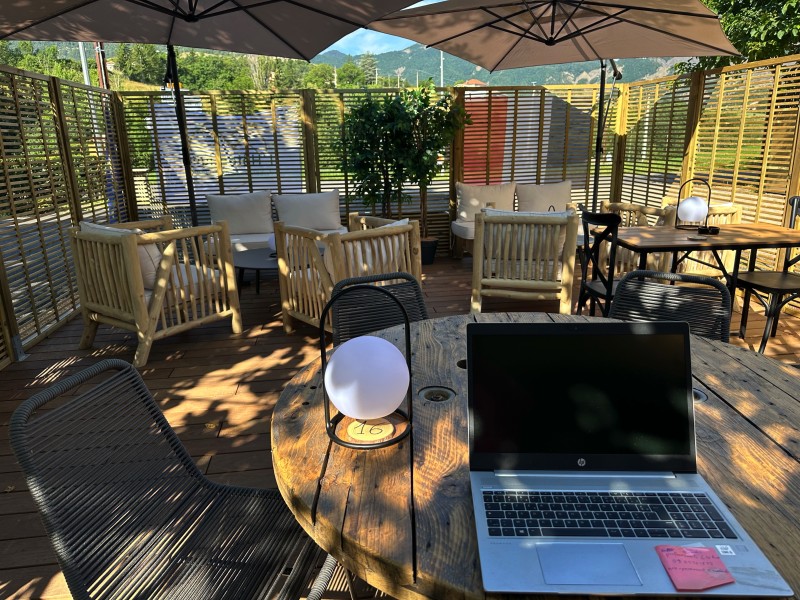 Un bar convivial intérieur et extérieur avec terrasse à Turriers dans les Alpes-de-Haute-Provence