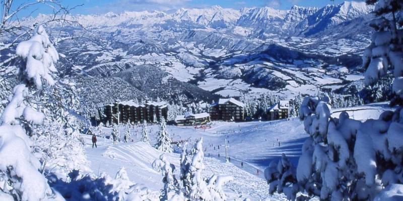 L'Hôtentique entouré de neige entre Gap et Sisteron