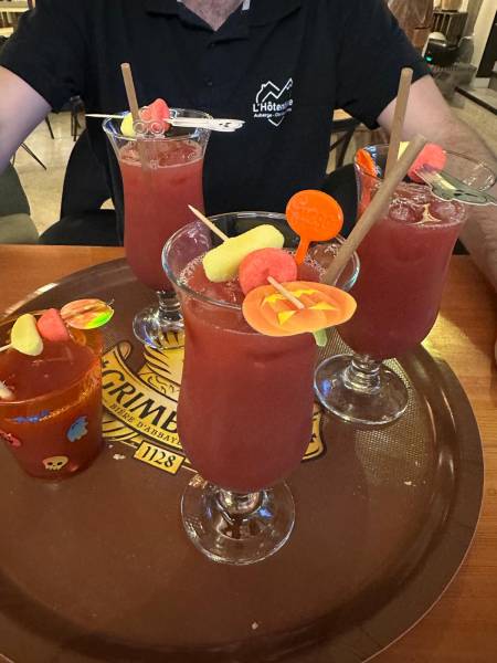 Envie de décompresser et de profiter d’un moment convivial ? Passez boire un verre chez nous à L’Hôtentique, Turriers