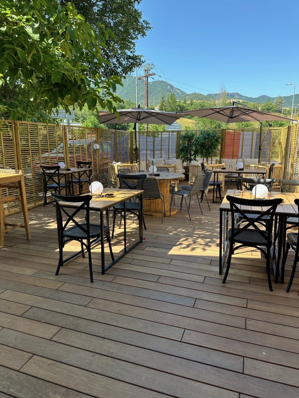 Envie d’un rafraîchissement sur une route entre Alpes-de-Haute-Provence et Hautes-Alpes à Turriers ? Bar avec repas possible sur place